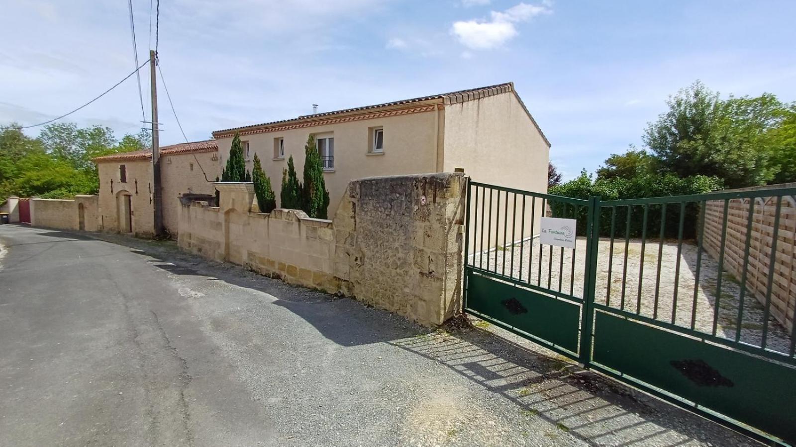 Chambres D'Hotes La Fontaine! Saint-Seurin-de-Cadourne Esterno foto